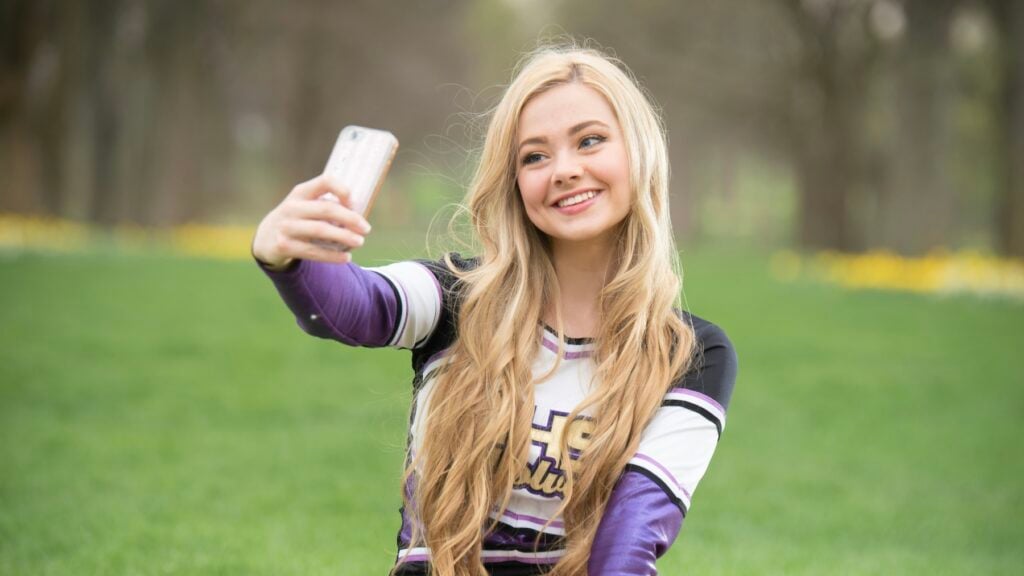 Mujer tomándose una selfie