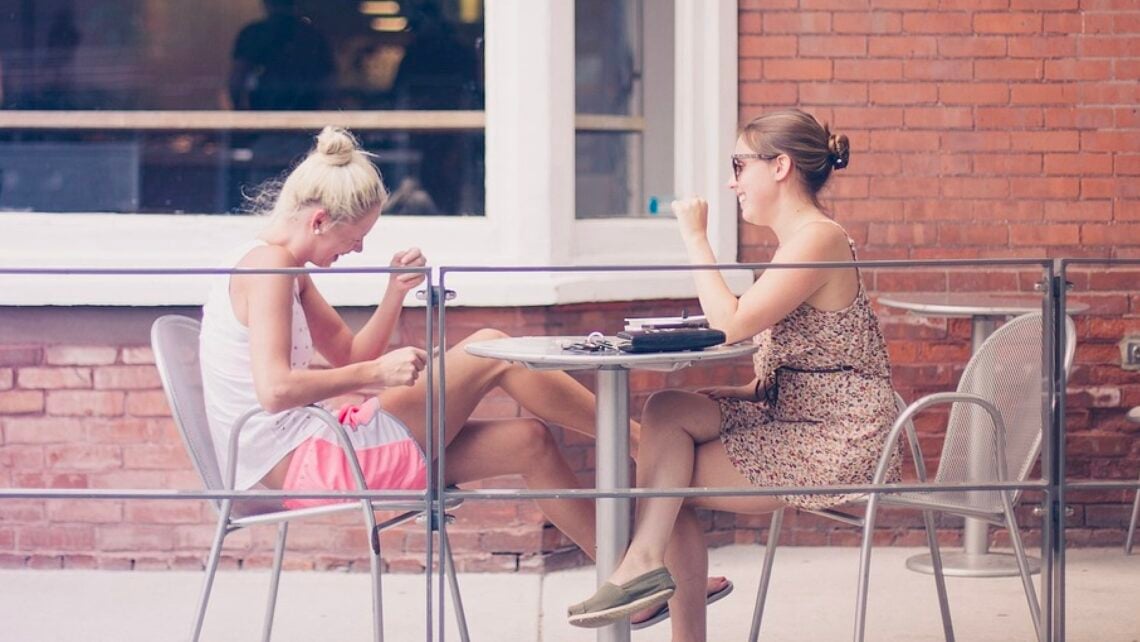 Mujeres hablando.