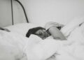 La psicología dice que las personas que duermen con muchas almohadas no es sólo por comodidad, también es un gesto de autorregulación del entorno y calma