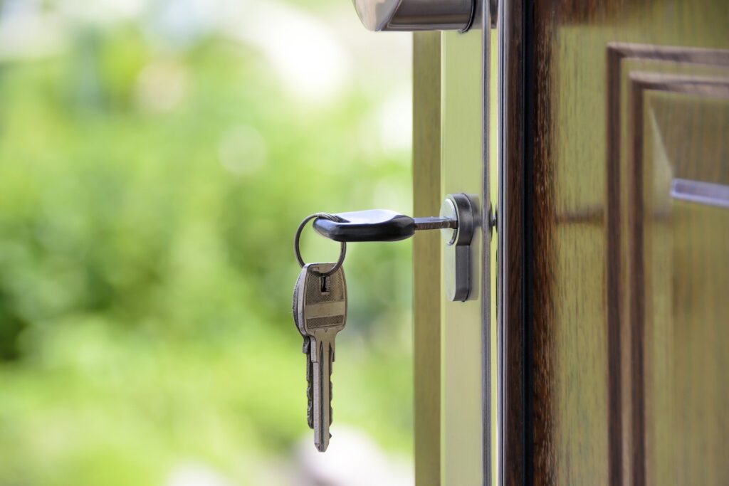 ¿Por qué algunas personas revisan varias veces si cerraron la puerta de casa? Esto dice la psicología