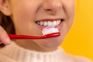 Aviso de los expertos sobre cepillarse los dientes antes de acostarse