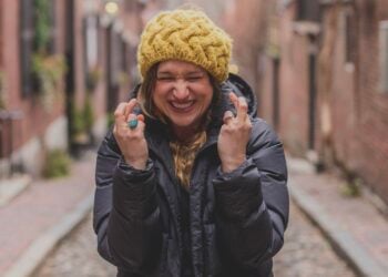 Mujer cruzando los dedos de las manos, psicología