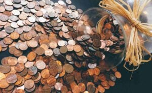 El significado de que una persona hable todo el rato de dinero, según los psicólogos