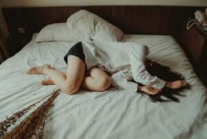 ¿Haces algunas de estas cosas al dormir? Puedes tener un problema muy serio