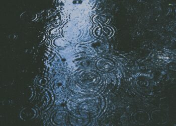 Lo que haces cuando llueve revela mucho de tu personalidad: lo dice la psicología