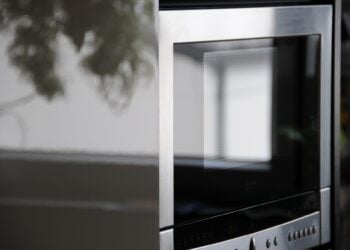 Es muy peligroso: 4 alimentos que jamás deberías recalentar según los expertos