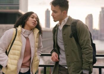 Pareja, manos en los bolsillos, psicología