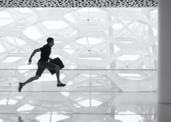 hombre corriendo, llegar tarde