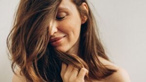 Qué significa tocarse el pelo cuando hablas con otra persona, según la psicología