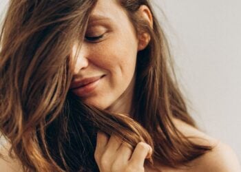 Tocarse el pelo al hablar con otra persona.