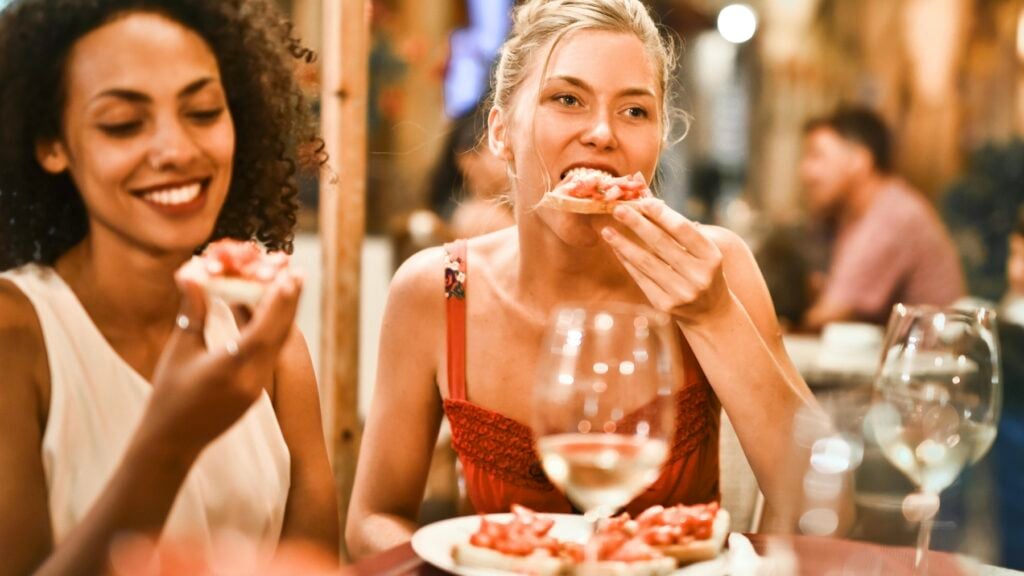 Mujer comiendo, comida