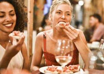 Mujer comiendo, comida