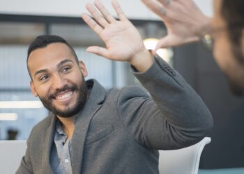 Hombres saludando, psicología