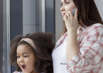 madre, hija, celular, charlando