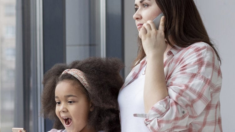 madre, hija, celular, charlando