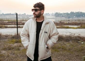 Hombre manos en los bolsillos.