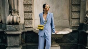 ¿Qué significado tiene llevar el bolso cruzado, según la psicología?