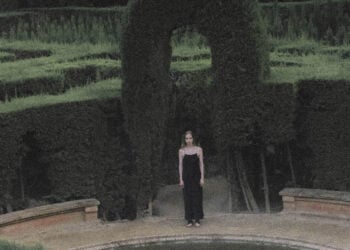 mujer perdida, laberinto, naturaleza