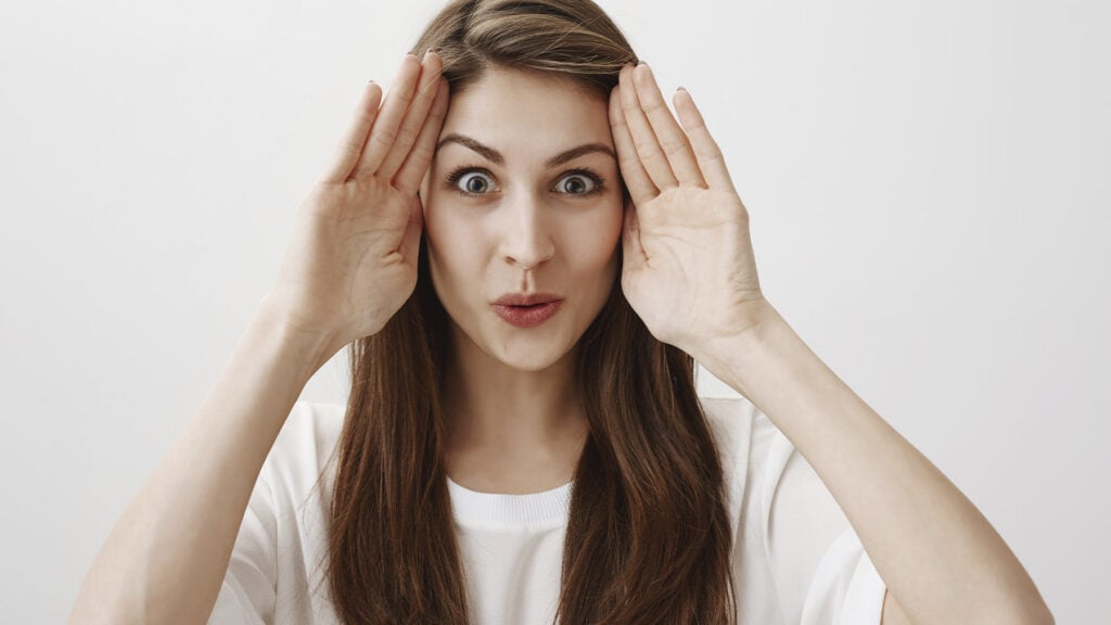 mujer con ojos abiertos, sorpresa