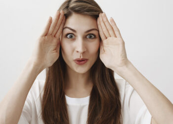 mujer con ojos abiertos, sorpresa