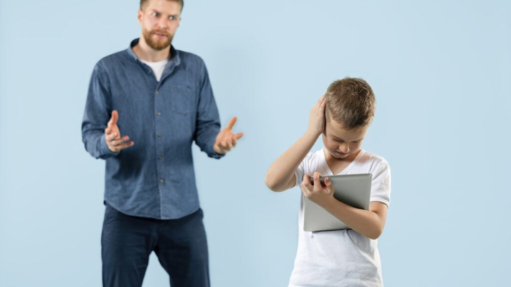 Padre, enojado, hijo, tablet, regañando