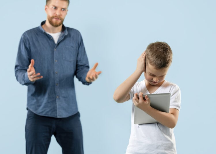 Padre, enojado, hijo, tablet, regañando