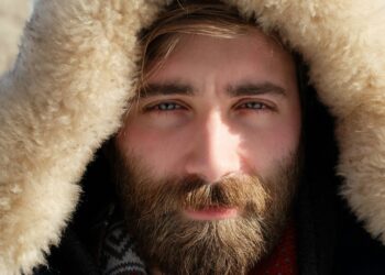 El significado de que alguien se toque la barba mientras habla contigo, según la psicología