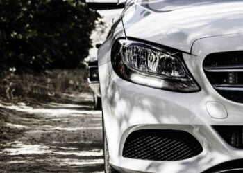 El significado psicológico de dar las gracias con la mano a los coches cuando cruzas la calle