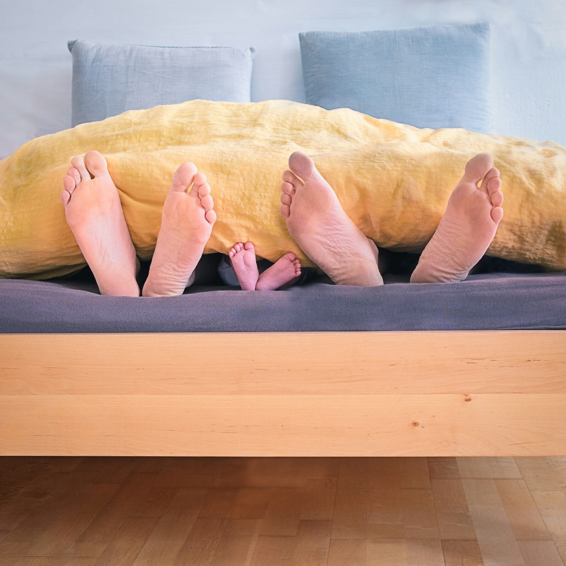 El significado de tener que dormir con los pies por fuera del nórdico, según los psicólogos