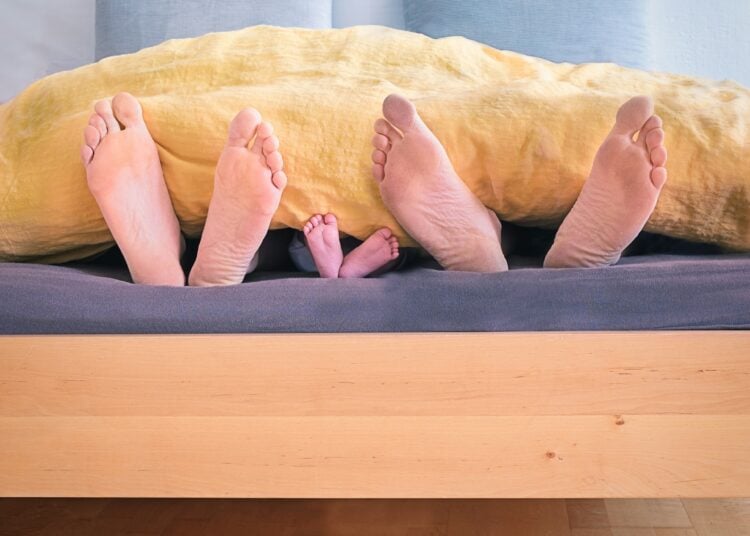 El significado de tener que dormir con los pies por fuera del nórdico, según los psicólogos