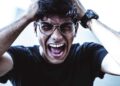 La psicología explica que las personas que hablan a gritos no son agresivas necesariamente, sino que sienten las emociones de forma más intensa