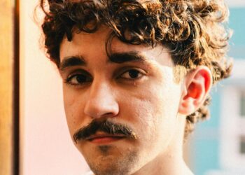 El significado psicológico de tocarse el bigote.