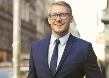 La psicología explica el significado de caminar siempre muy erguido.