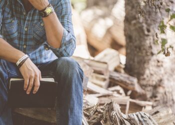 No poder parar de mover las piernas es un gesto que la psicología relaciona directamente con la ansiedad.