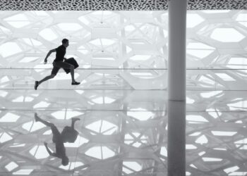 Llegar tarde a los sitios dice más de lo que crees, según la psicología