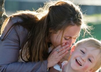 La psicología explica el significado de taparse la boca mientras hablamos.