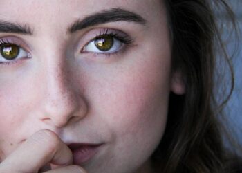 La psicología ha encontrado explicación a por qué miramos a un punto fijo mientras hablamos.