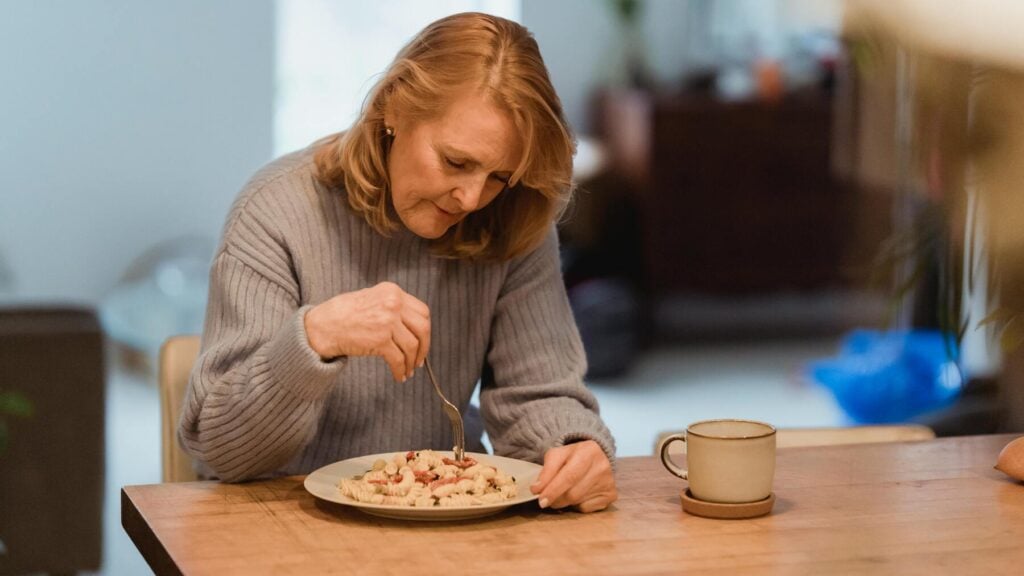 La psicología ha explicado las consecuencias negativas de comer viendo la televisión.