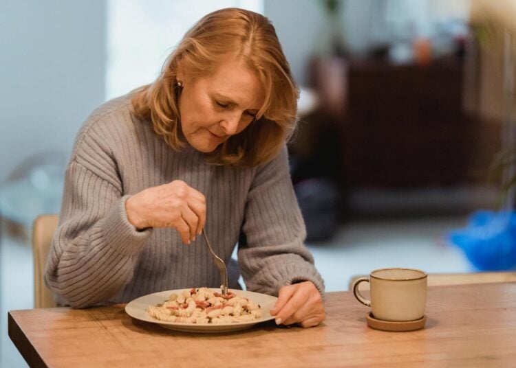 La psicología ha explicado las consecuencias negativas de comer viendo la televisión.