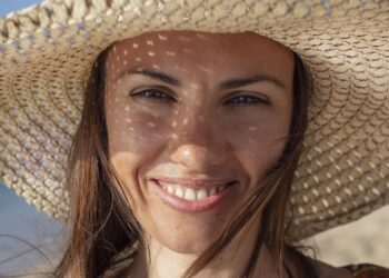 La psicología ha explicado el significado de sonreír sin motivo.