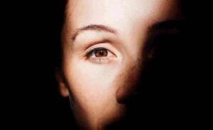 Éste es el detalle de los ojos en el que te debes fijar para saber si una persona se siente atraída por ti, según la ciencia