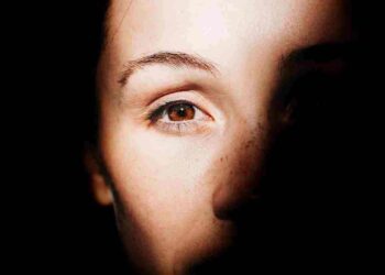 ¿Qué significa apartar la mirada de una persona cuándo te está hablando, según la psicología?