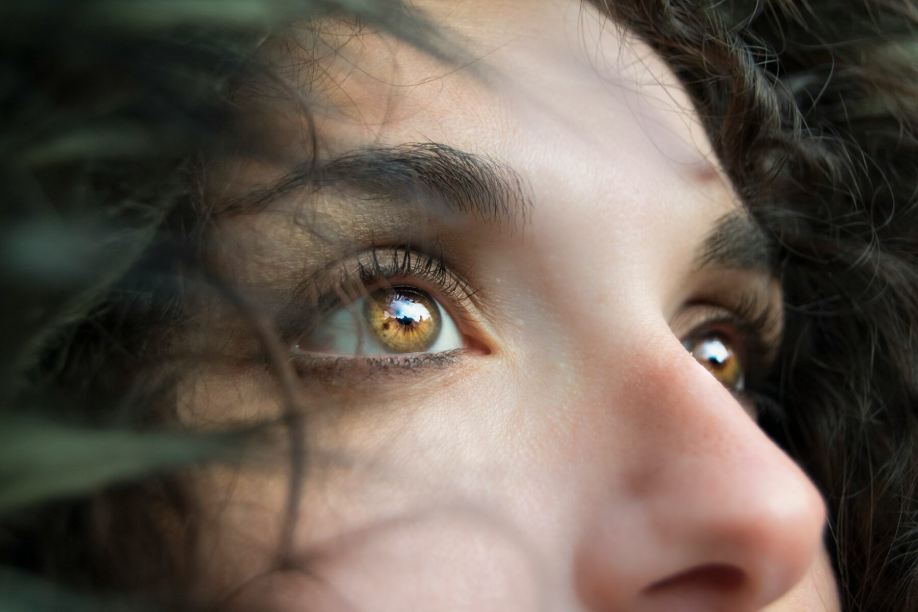 Desvías la mirada al hablar por este motivo: lo dicen los psicólogos