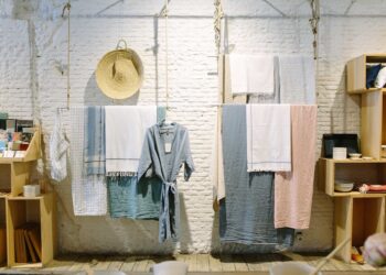 Qué significado tiene acumular ropa encima de la silla, según los psicólogos