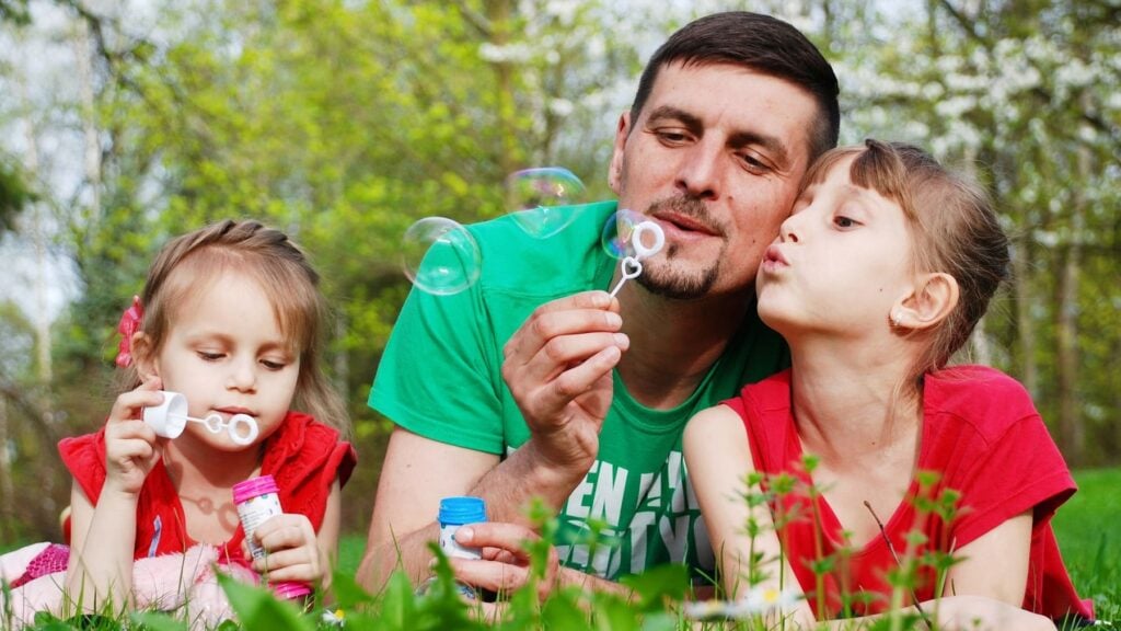 Los psicólogos desvelan las tres frases que los padres jamás deben utilizar con sus hijos.