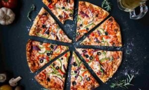 La razón científica por la que tienes antojos de comida basura: así los puedes evitar