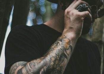 La psicología explica el significado de tatuarse en el brazo.