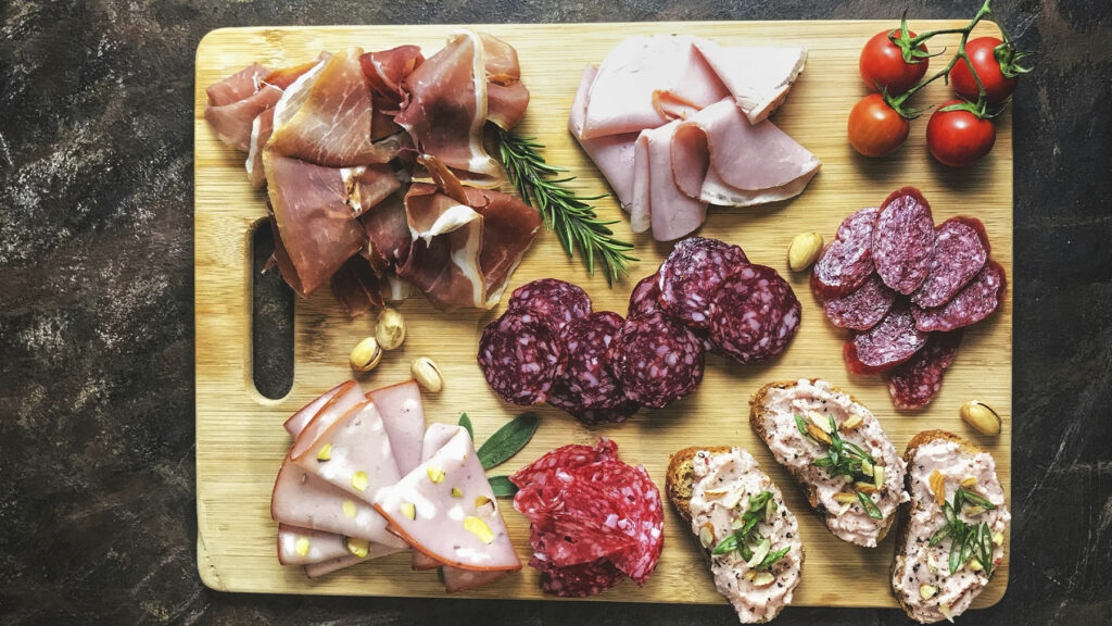 Embutidos, salame, queso, jamón crudo, tostadas