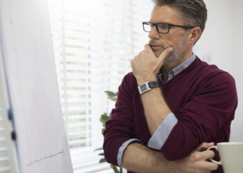 Personas más inteligentes, hombre pensativo, problema, matemática