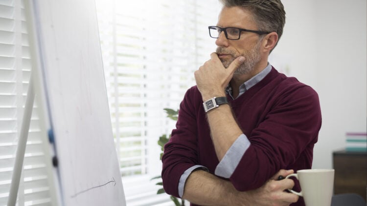 Personas más inteligentes, hombre pensativo, problema, matemática